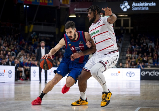 Cristiano Felicio defiende a Nikola Kalinic (FC BARCELONA) 