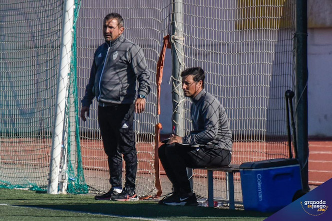 Los entrenadores del Atarfe Johny Prieto y Antonio Najarro `Añico` (CRISTIAN FERNÁNDEZ /ARCHIVO) 