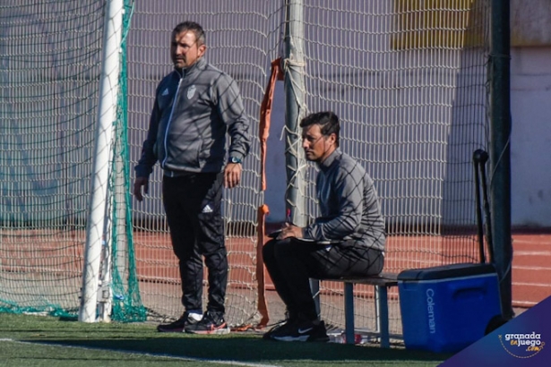 Los entrenadores del Atarfe Johny Prieto y Antonio Najarro `Añico` (CRISTIAN FERNÁNDEZ /ARCHIVO) 