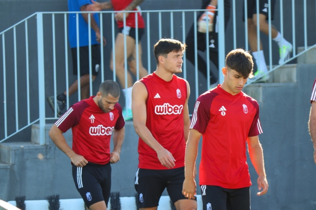 Miguel Rubio, jugador del Granada CF, salta a un entrenamiento en la Ciudad Deportiva