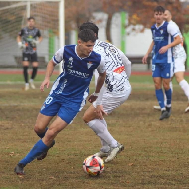 Neskes se lleva el balón ante Lolo Armario (IVÁN MÁRQUEZ)