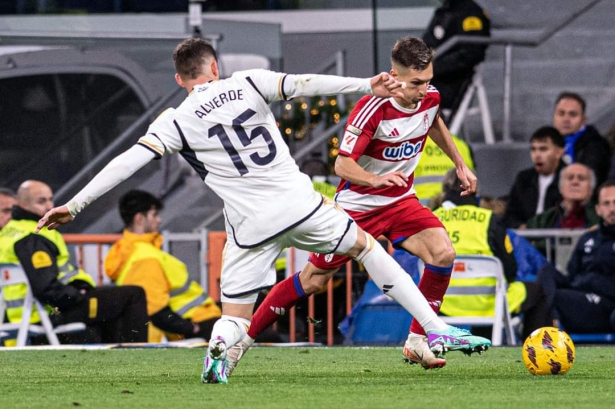 Bryan Zaragoza encara a Valverde (GRANADA CF)