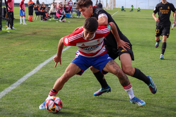 Julito protege el balón (CRISTIAN FERNÁNDEZ)