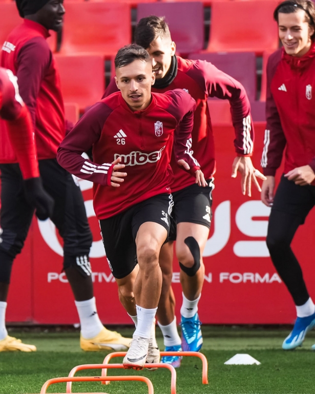 Bryan Zaragoza durante el entrenamiento (GRANADA CF)