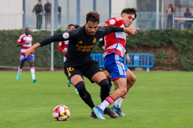 Julito en una acción del partido (CRISTIAN FERNÁNDEZ)
