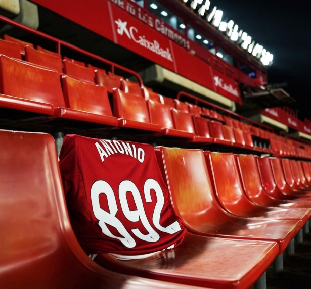 El Granada CF ha homenajeado en redes a Antonio Trujillo colocando una camiseta con su número de abonado en el asiento de `Los Carmenes` (GCF)