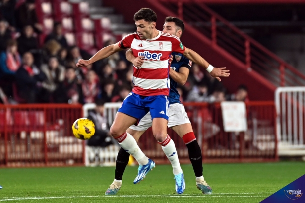 Lucas Boyé en una jugada del encuentro ante el Athletic Club (JOSÉ M. BALDOMERO)