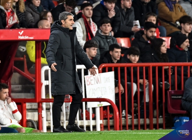 Ernesto Valverde, entrenador del Athletic Club, en un momento del encuentro (JOSÉ M. BALDOMERO)