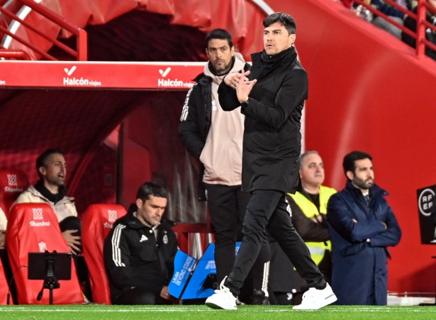 Alexander Medina, entrenador del Granada CF, junto al banquillo local en `Los Cármenes` (JOSÉ M. BALDOMERO)