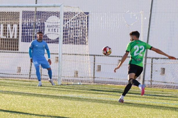 Dani Salvatierra se dispone a disparar en el partido ante el Torremolinos (CRISTIAN FERNÁNDEZ) 