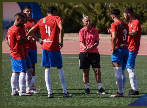 Alejandra Jiménez da instrucciones durante un partido (JOSÉ M. BALDOMERO)