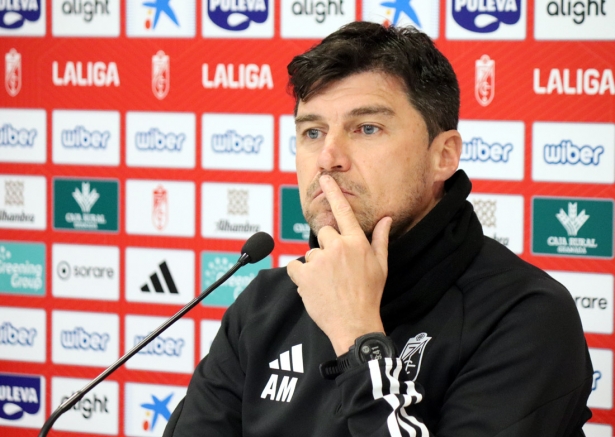 Alexander Medina, entrenador del Granada CF, en la rueda de prensa previa al partido ante el Celta (CRISTIAN FERNÁNDEZ)