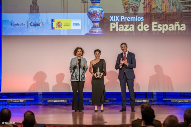 María Pérez recibe el galardón (DELEGACIÓN DEL GOBIERNO)