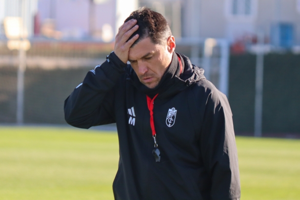 Alexander Medina, entrenador del Granada CF, en la última sesión de entreno de la semana (CRISTIAN FERNÁNDEZ)