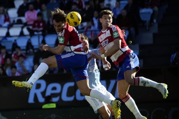 Ignasi Miquel y Lucas Boyé pelean un balón por arriba (LOF)