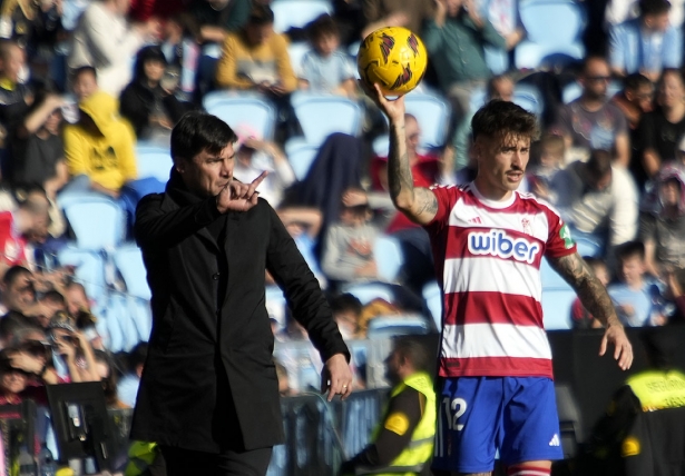 Alexander Medina, entrenador del Granada CF, durante el partido ante el Celta (LOF)