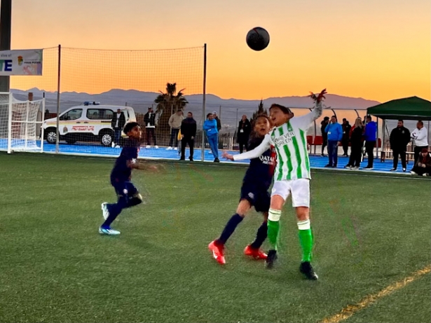 Imagen de uno de los partidos (TORNEO BENJAMÍN PINOS PUENTE)