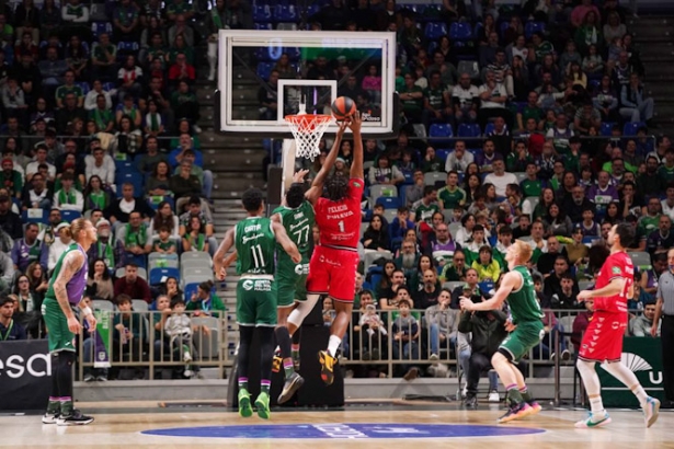 Cristiano Felicio intenta anotar en la zona (MARIANO POZO)