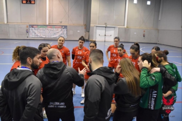 Pablo Perea da instrucciones durante un tiempo muerto (FUNDACIÓN BM GRANADA) 