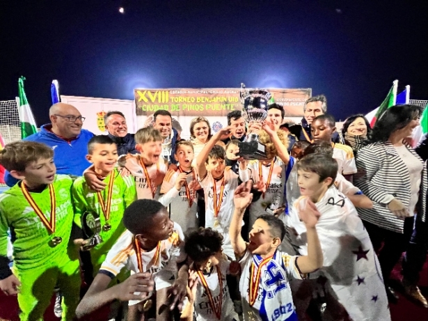 El Real Madrid celebrando el título (TORNEO BENJAMIN PINOS PUENTE) 