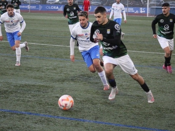 Juanfran persigue a un jugador del Alhaurín de la Torre durante el partido (MIGUEL JÁIMEZ) 