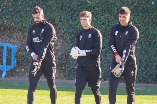 Andre Ferreira junto a Fran Árbol y Adri López en un entrenamiento de la pasada semana (CRISTIAN FERNÁNDEZ)