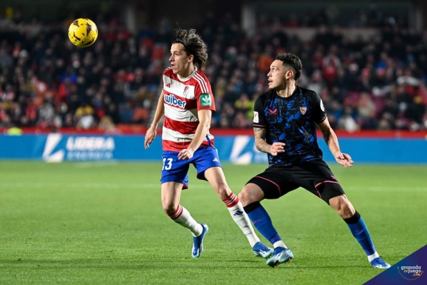 Álvaro Carreras fue de lo poco salvable del Granada CF (JOSÉ M. BALDOMERO)