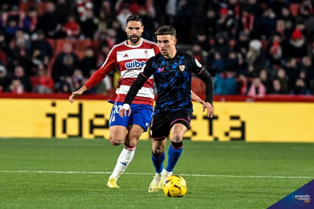Antonio Puertas persigue a un jugador del Sevilla (JOSÉ M. BALDOMERO)