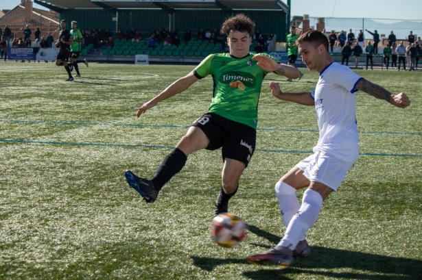 La UD Maracena perdió en el campo del Huétor Vega la pasada temporada (CRISTIAN FERNÁNDEZ)