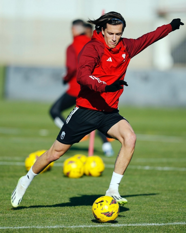 Álvaro Carreras durante un entrenamiento (GRANADA CF)