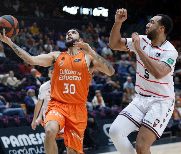 Kwan Cheatham intenta evitar la bandeja de Robertson (VALENCIA BASKET) 