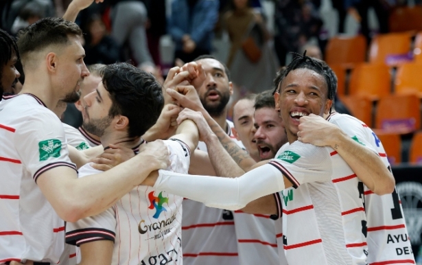 El Covirán granada celebra la vioctoria en Valencia (ACB PHOTO/M.A. POLO)