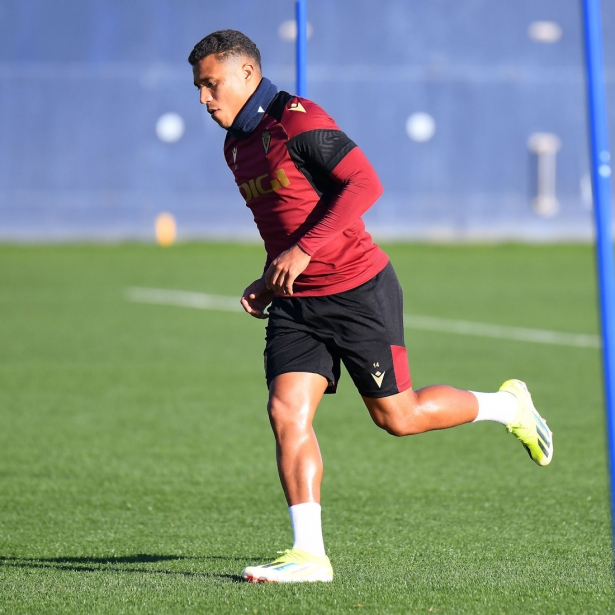 Machis, que volverá a `Los Carmenes`, durante un entrenamiento con el Cádiz (CÁDIZ CF)