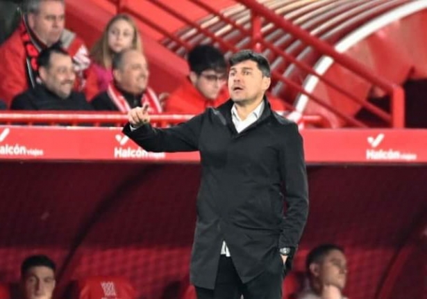 El `Cacique` Medina da ordenes durante el partido (JOSÉ M. BALDOMERO)