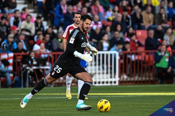 Batalla en el partido ante el Cádiz (JOSÉ M. BALDOMERO)