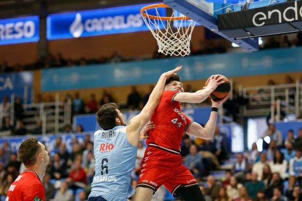 David Krämer intenta anotar bajo el aro (ACB PHOTO / C. CASTRO) 