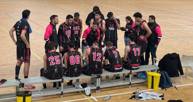 Nico Megías da instrucciones durante un tiempo muerto (CB ARMILLA)
