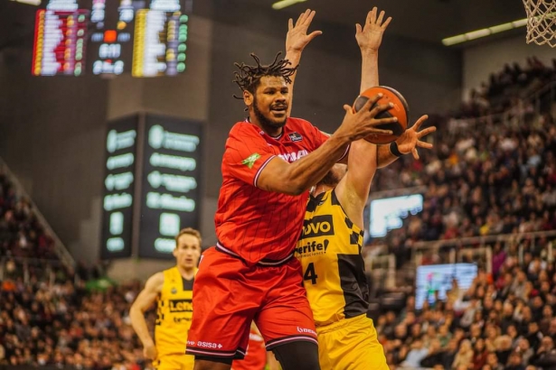 Cristiano Felicio lucha por el rebote (JOSÉ VELASCO)
