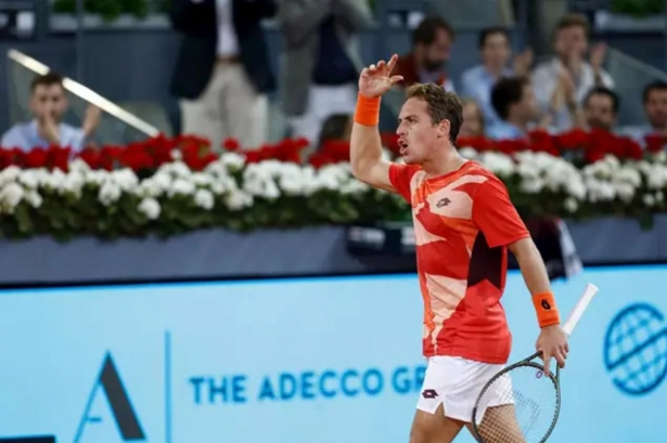 El tenista español Roberto Carballés celebra un punto durante un torneo (OSCAR J. BARROSO / AFP7 / EUROPA PRESS)