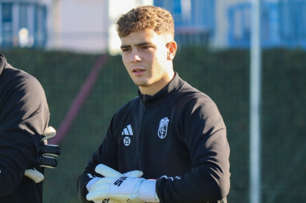 Fran Árbol durante un entrenamiento con el Granada CF (CRISTIAN FERNÁNDEZ)