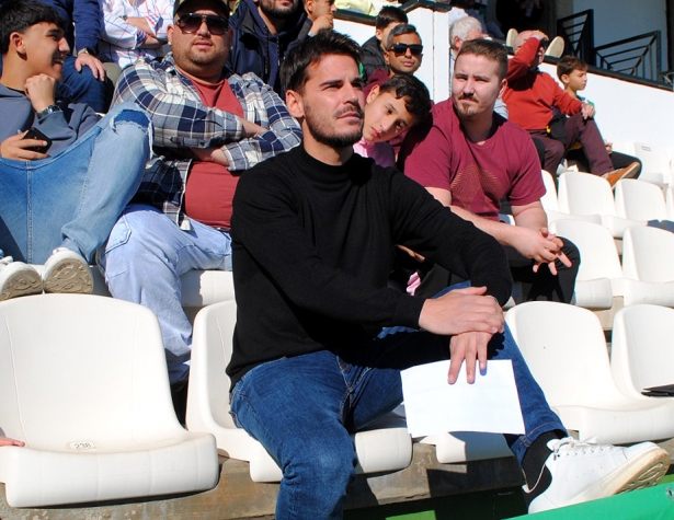 Edu Oriol, entrenador del CF Motril, viendo el partido de Torremolinos en la grada (SEMANARIO MUCHO DEPORTE)