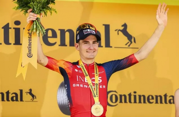 El ciclista español Carlos Rodriguez (INEOS Grenadiers) en un podio del Tour de Francia (DAVID PINTENS/BELGA/DPA)