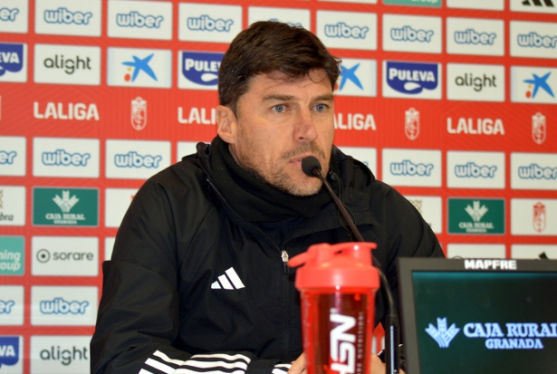 Alexander Medina, entrenador del Granada CF, en la rueda de prensa previa al partido ante el Betis (J. PALMA)