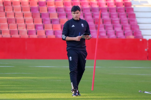 Alexander Medina, entrenador del Granada CF, durante un entrenamiento en Los Cármenes (JOSÉ ANDRÉS FERNÁNDEZ)