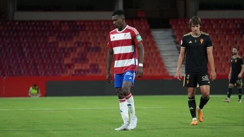Ballo durante un partido en el `Nuevo Los Cármenes` (GRANADA CF)