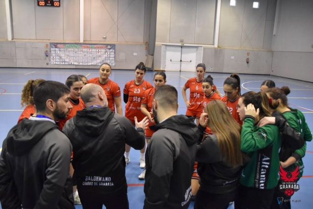 Pablo Perea da instrucciones durante un tiempo muerto (FUNDACIÓN BM GRANADA)