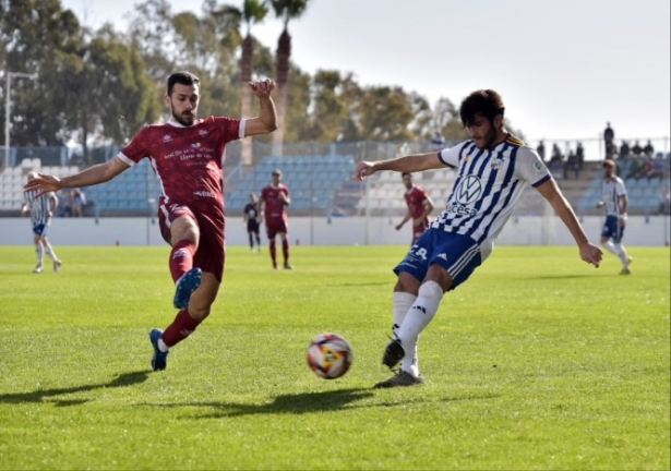 El local Mario Linares y el visitante Fran en un lance del partido (SEMANARIO MUCHO DEPORTE) 