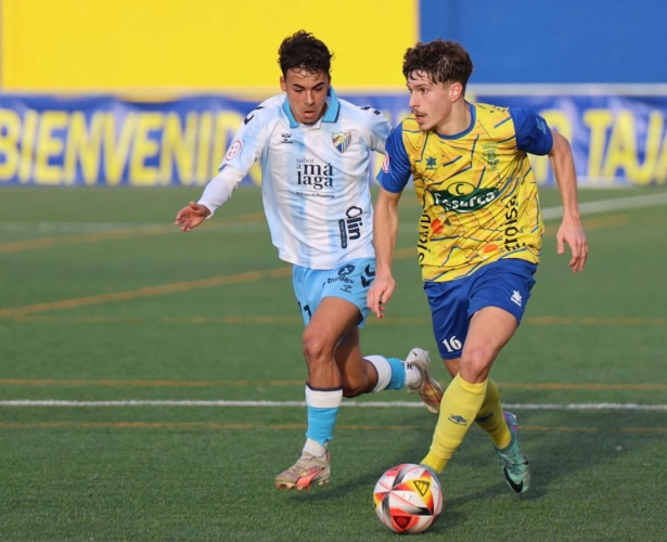 Fernando avanza con el balón (JOSÉ ANDRÉS FERNÁNDEZ)