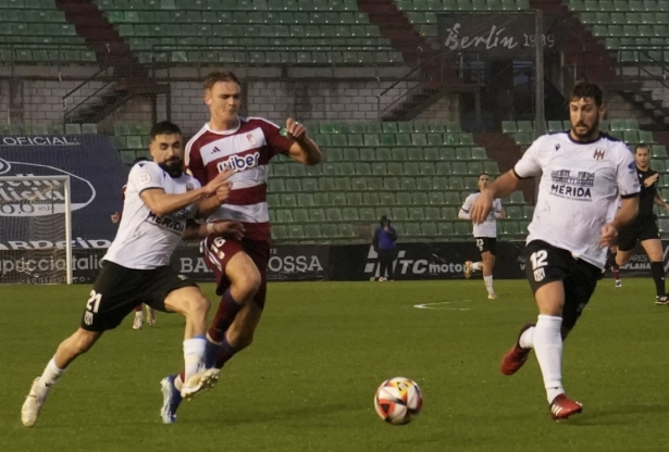 Griger pelea por el balón (GRANADA CF)