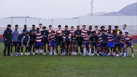 Foto de familia tras el encuentro (GRANADA CF)